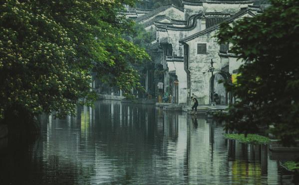 男生说说，男生会喜欢上比自己大的女孩子吗？游戏画面